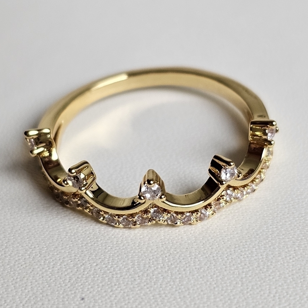 Crown design cubic zirconia gold tone fashion ring size 9